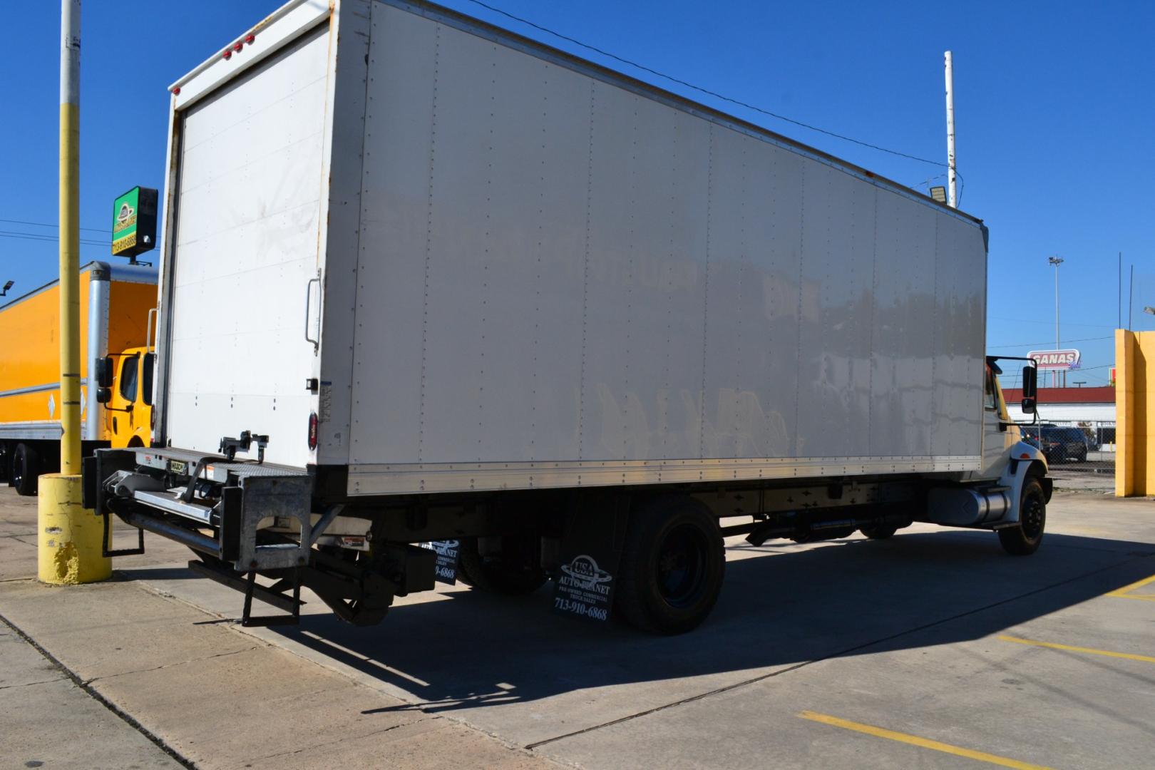 2016 WHITE /BLACK INTERNATIONAL 4300 with an CUMMINS ISB 6.7L 220HP engine, ALLISON 2100HS AUTOMATIC transmission, located at 9172 North Fwy, Houston, TX, 77037, (713) 910-6868, 29.887470, -95.411903 - Photo#4